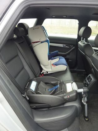 Audi A6 4.2 FSI kombi - tylna kanapa
