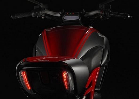 Ducati Diavel - silnik Testastretta