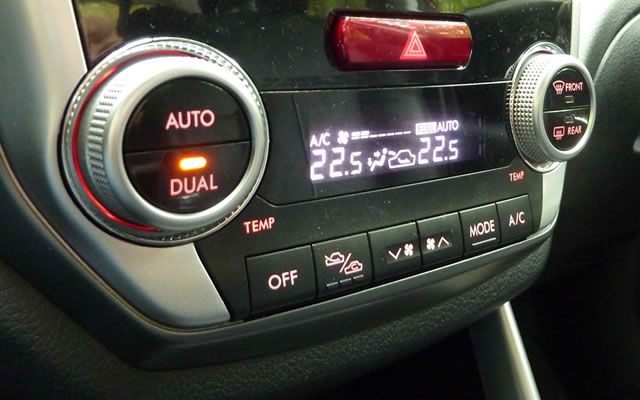 Subaru Forester - panel automatycznej klimatyzacji