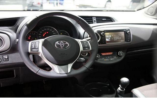 Toyota Yaris - wnętrze