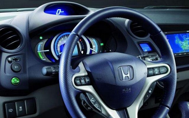 Honda Insight - wielofunkcyjna kierownica i nowoczesny kokpit