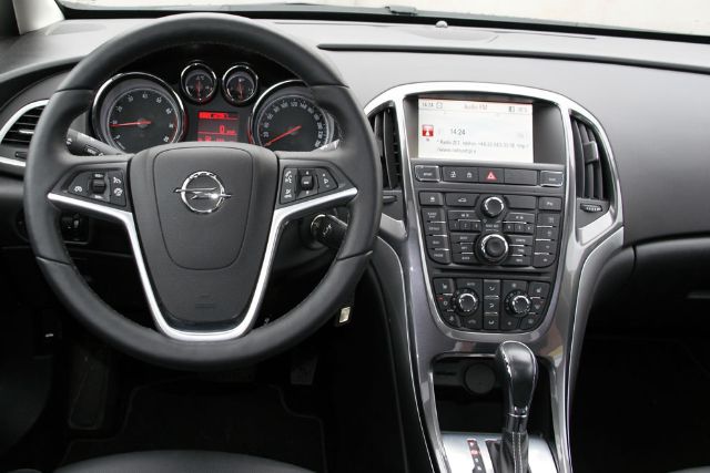 Opel Astra sedan - kokpit