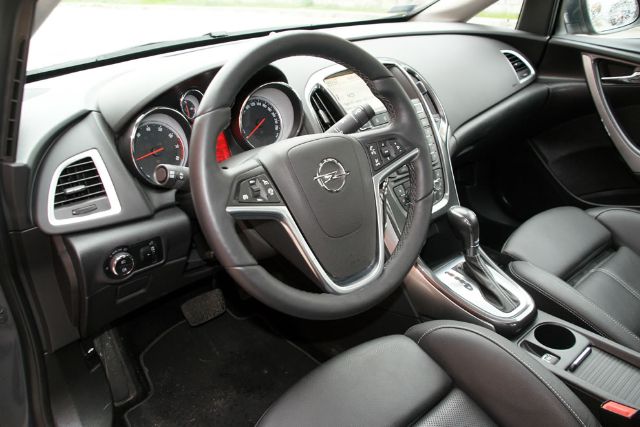 Opel Astra sedan wnętrze