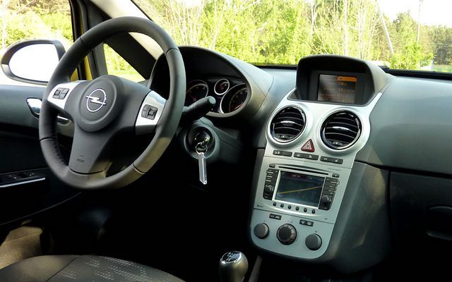 Opel Corsa 1.3 CDTI EcoFlex - wnętrze
