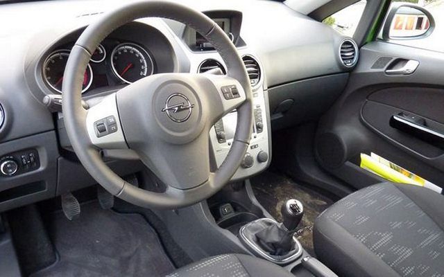 Opel Corsa wnętrze