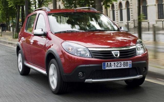 Dacia Sandero Stepway - dzięki relingom i zwiększeniu prześwitu jest wyraźnie wyższa