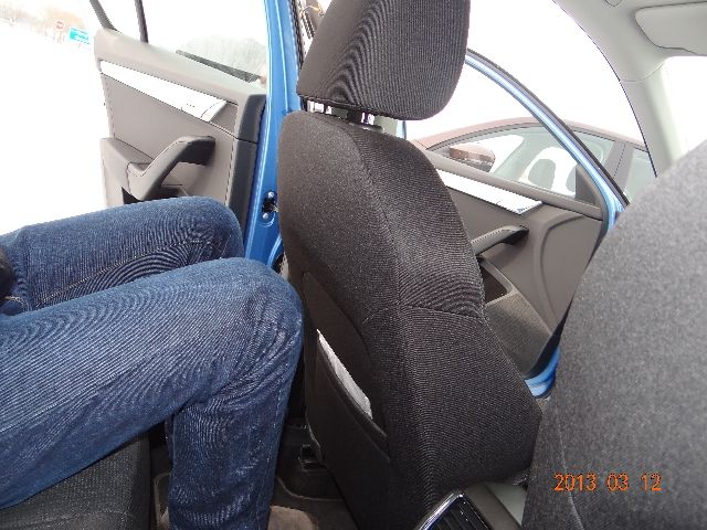Przy ustawieniu fotela dla kierowcy o wzroście 185 cm z tyłu pozostaje jeszcze dużo miejsca na nogi