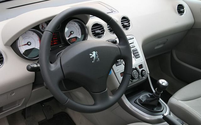 Peugeot 308 HDI - kokpit wersji Premium