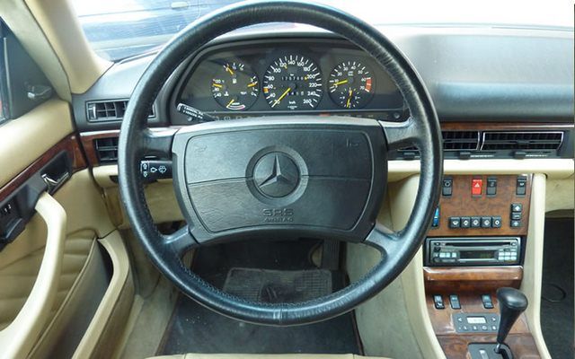 Mercedes 560 SEC - wnętrze
