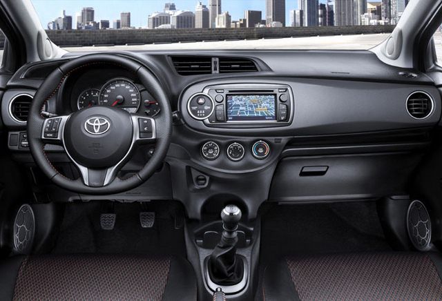 Toyota Yaris - deska rozdzielcza