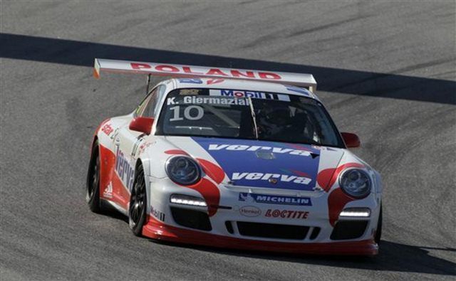 Kuba Girmaziak jadący Porsche 911 w wyścigu z serii Porsche Supercup