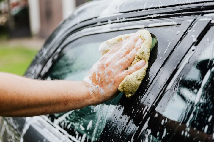 Mycie samochodu na wiosnę