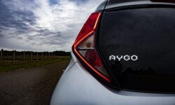 Czy Toyota Aygo ma automatyczną skrzynię biegów?
